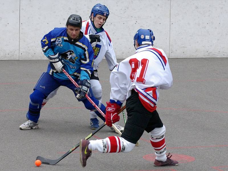 Hokejbalisté Sokola Poruba, třetí tým tabulky 1. Moravské národní hokejbalové ligy, nečekaně prohráli už v prvním kole play off, když nestačili na šestý Třinec.