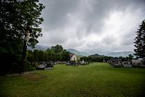 První přírodní hřbitov v kraji vznikl v prostoru hřbitova v Lubnu. Červen 2023, Frýdlant nad Ostravicí – Lubno.