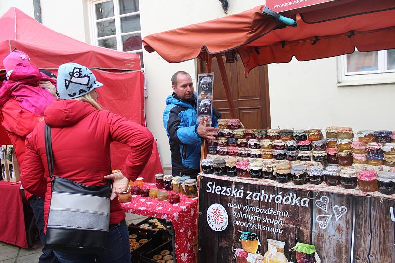 Vánoční jarmark na frýdeckém zámku přilákal davy lidí.