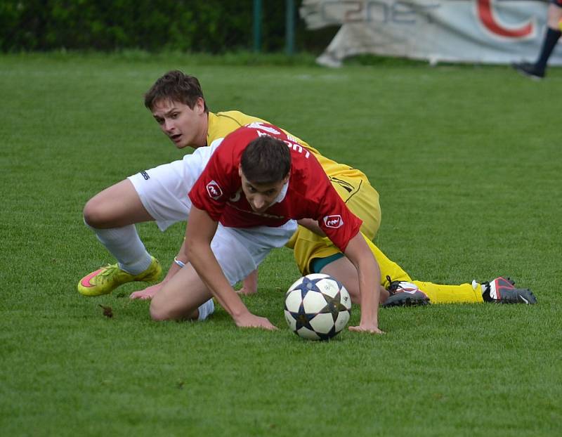 Lučina (v červeném) svého soupeře doslova rozstřílela, když Petrovice na domácím trávníku vyprovodila debaklem 8:0. 