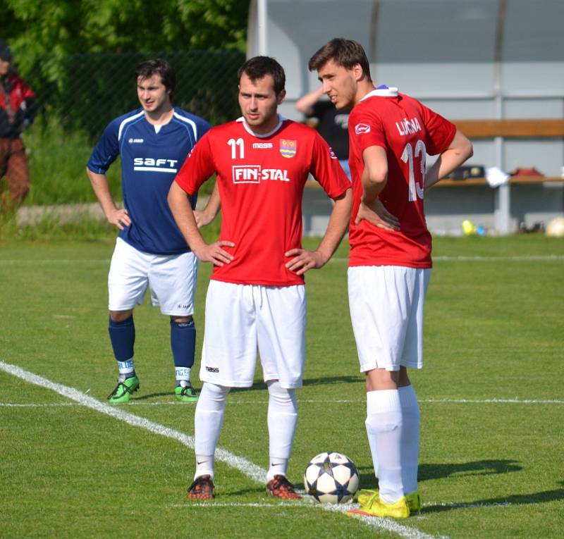 Derby mezi Lučinou (v červeném) a Raškovicemi skončilo výhrou domácích v poměru 4:1. 