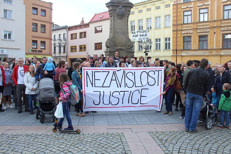 Demonstrace za nezávislou justici a proti vládě ve Frýdku-Místku, 28. května 2019.