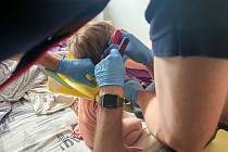 Hlavu dvouletého dítěte vysvobodili hasiči ve Frýdku-Místku ze záchodového prkýnka pomocí kleští. Frýdek-Místek, 12. července 2023