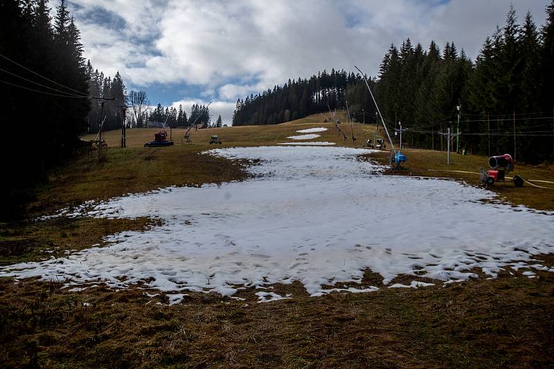 Lyžařské areály v Beskydech, 27. listopadu 2022, Bílá. Lyžařský areál Ski Mezivodí.