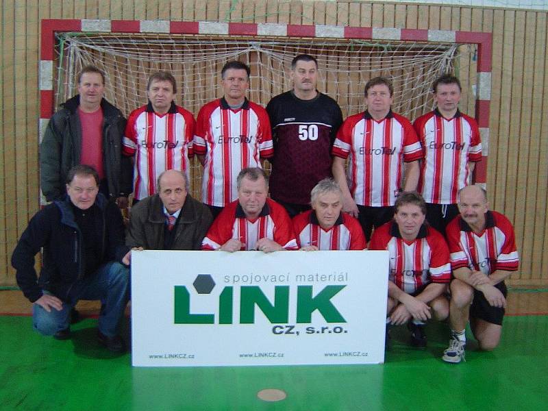 Slezan Frýdek-Místek. Horní řada zleva: Myšinský, Procházka, Král, Volný, Koval, Elko. Dolní řada zleva: Vrba, Benfeld, Prudík, Hrbačka, Biroš, Juřík.