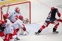 Finále play off hokejové extraligy - 4. zápas: HC Oceláři Třinec - Mountfield Hradec Králové, 23. dubna 2023, Třinec. (zleva) brankář Třince Ondřej Kacetl a Radovan Pavlík z Hradce Králové.