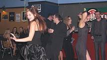 Hudební klub Stoun ve Frýdku slavil v pátek 16. narozeniny netradičně – klasickým plesem.