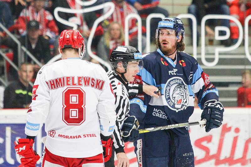 Z šestého finále hokejové extraligy mezi Třincem a Libercem (v modrém).