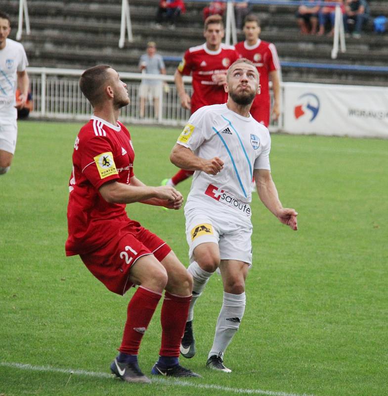 Frýdecko-místečtí fotbalisté (v bílém) byli v derby šťastnější, když díky Biolkovy hlavičky zvítězili nad Třincem 1:0.