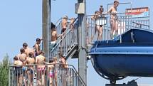 Slunečné počasí a tropické teploty zaplnily během víkendu frýdecko-místecký aquapark. Podle plavčíků se mohlo během dne ve venkovních bazénech vystřídat až pět tisíc lidí.