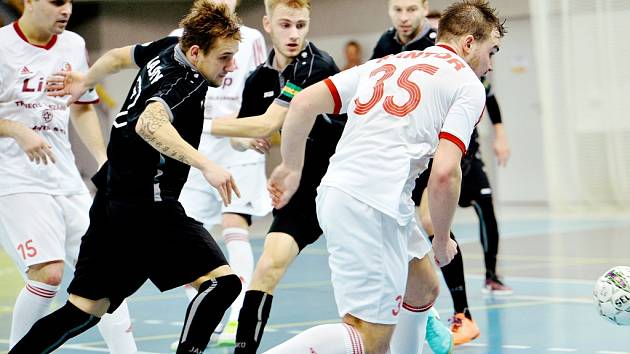 Futsalisté Třince (v bílém) podlehli na domácí palubovce Plzni 3:4.
