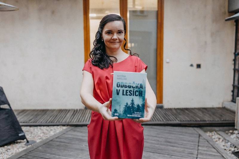 Spisovatelka Kateřina Karolová vydala horrorovou knihu Odbočka v lesích s dějem v Beskydech.
