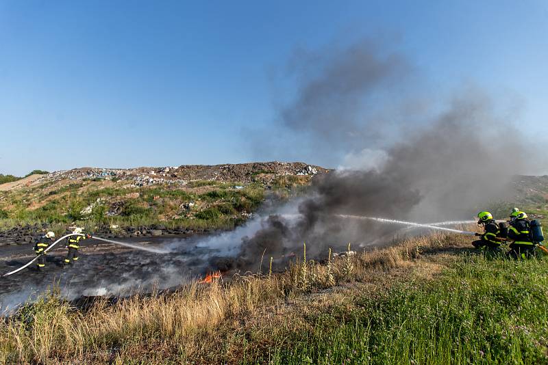 Hasiči likvidují požár skládky pneumatik, 9. července 2023, Frýdek-Místek.