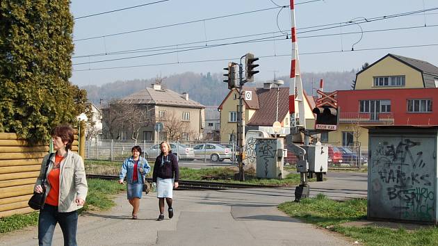 Stavba Via Lyžbice se plánuje v místech dnešního železničního přejezdu. Ilustrační snímek.    