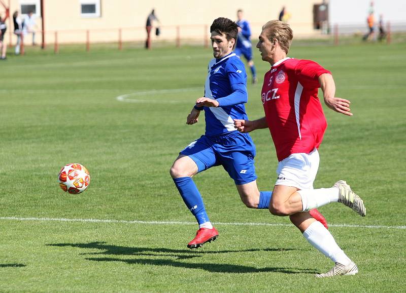 Fotbalisté Uherského Brodu (v červených dresech) prohráli ve 21. kole MSFL s Frýdkem-Místkem 0:1.