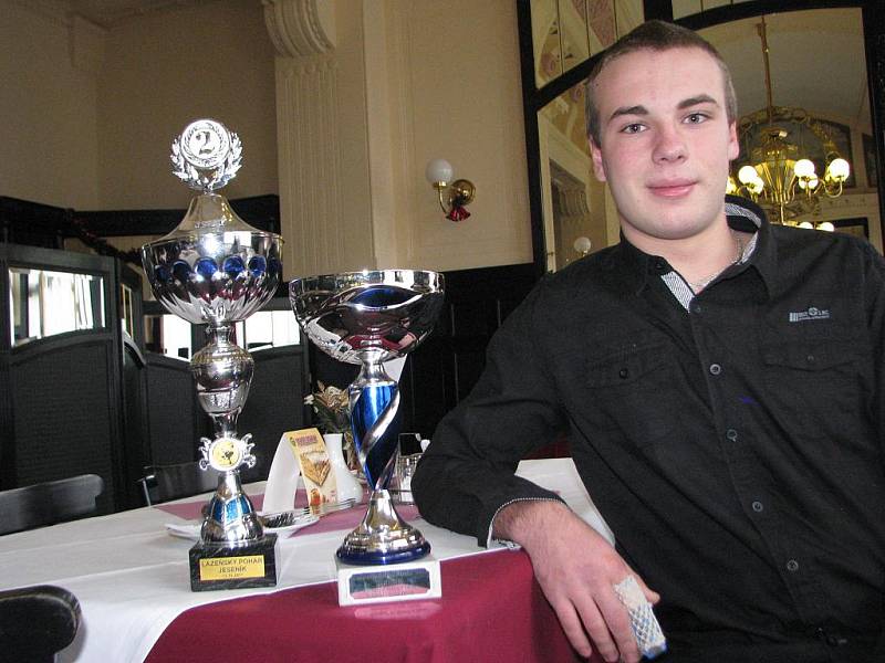 Marek Dosoudil s poháry, které získal v barmanských soutěžích.