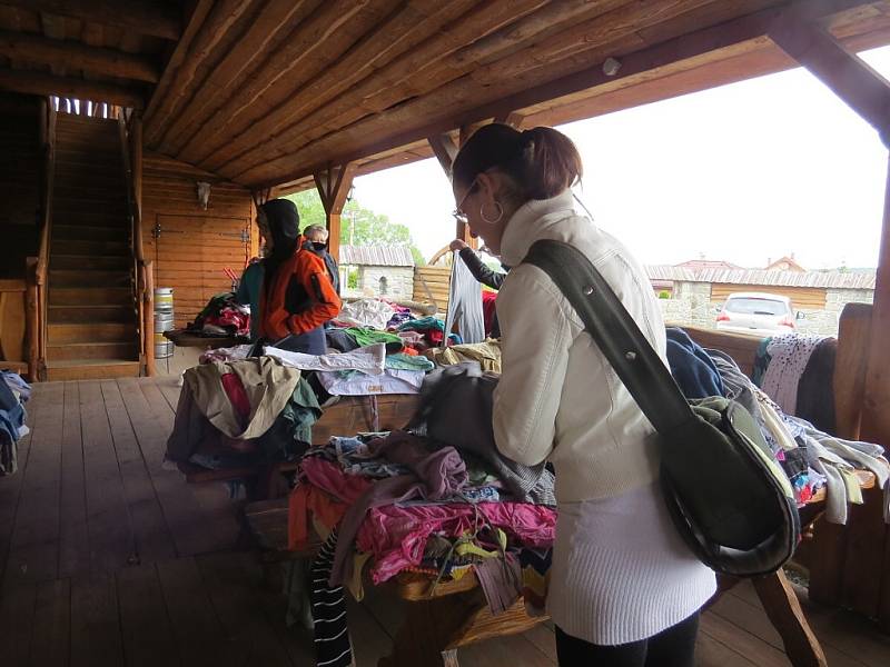 ADRA pořádala charitativní burzu oblečení v areálu Myšák Western Ranch v Palkovicích.