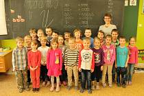 Na snímcích jsou prvňáčci ze základní školy v Ostravici. Třídní učitelkou je Magdaléna Pavlánová.