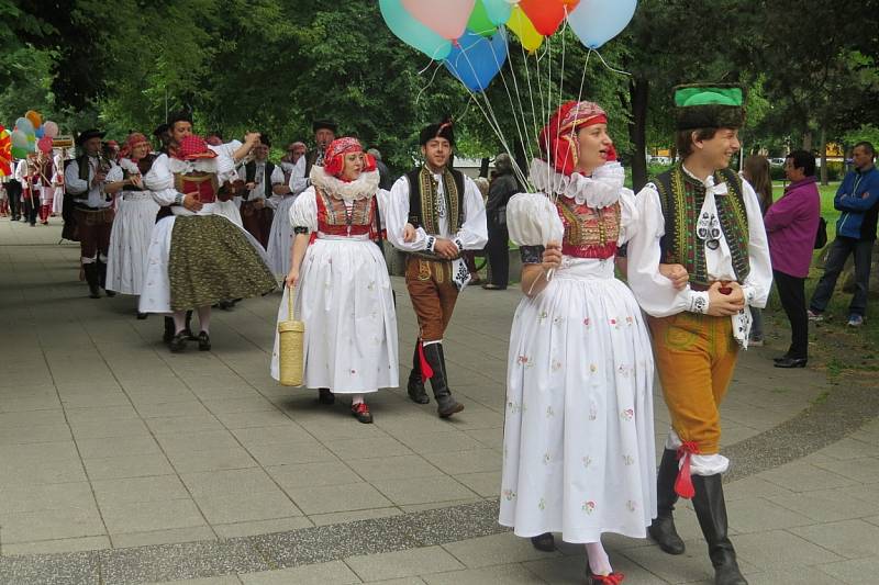 Jubilejní dvacátý ročník mezinárodního folklorního festivalu ve Frýdku-Místku.