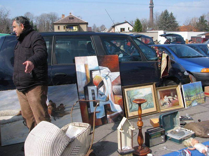 Několik set lidí využilo slunečného počasí a v sobotu 7. dubna navštívilo auto-moto burzu historických vozidel, která se konala na parkovišti pod přehradou v Bašce.