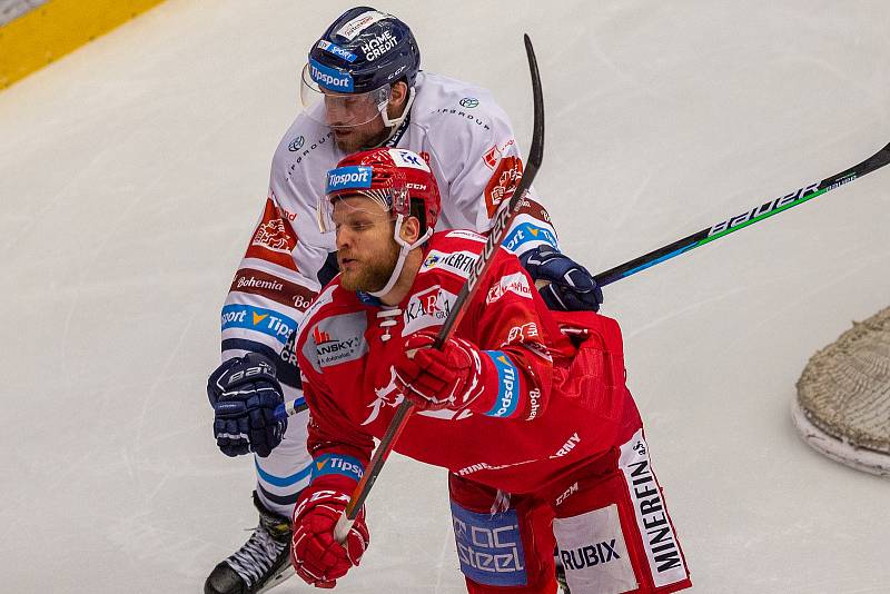 Finále play off hokejové Tipsport extraligy - 1. zápas: HC Oceláři Třinec - Bílí Tygři Liberec, 18. dubna 2021 v Třinci. Zleva Ralfs Freibergs z Třince a Ondřej Vitásek z Liberce.