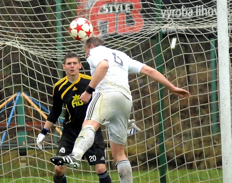 Divizní fotbalisté Lískovce (bílé dresy) prohráli v domácím prostředí s Petrovicemi 1:2.