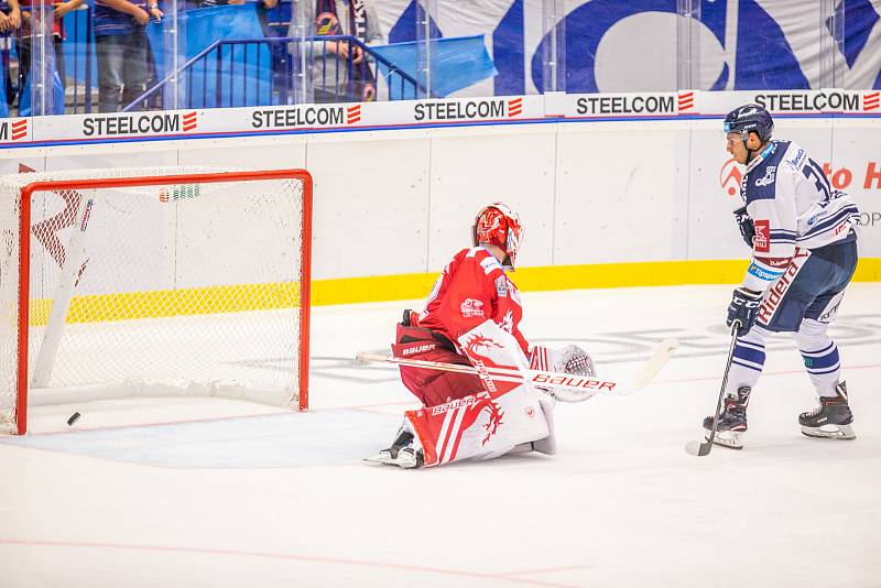 Utkání 33. kola hokejové extraligy: HC Vítkovice Ridera - HC Oceláři Třinec, 17. září 2019 v Ostravě. Zleva brankář Třince Patrik Bartošák a Dominik Lakatoš z Vítkovic.