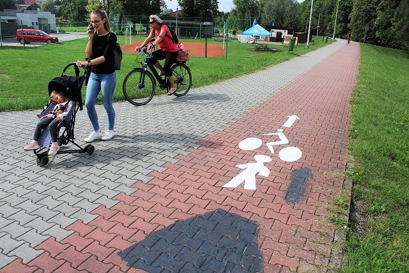 Červený pruh pro cyklisty, šedý pro pěší. To už na cyklostezce neplatí. Město kvůli zvýšení bezpečnosti změnilo režim na místních cyklostezkách. Chodci, cyklisté i třeba koloběžkáři či in-line bruslaři od nynějška mají každý svou polovinu podle směru tras