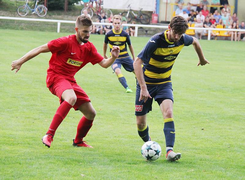 Divizní fotbalisté Frýdlantu (v pruhovaném) prohráli na domácím trávníku s Brumovem 0:1.