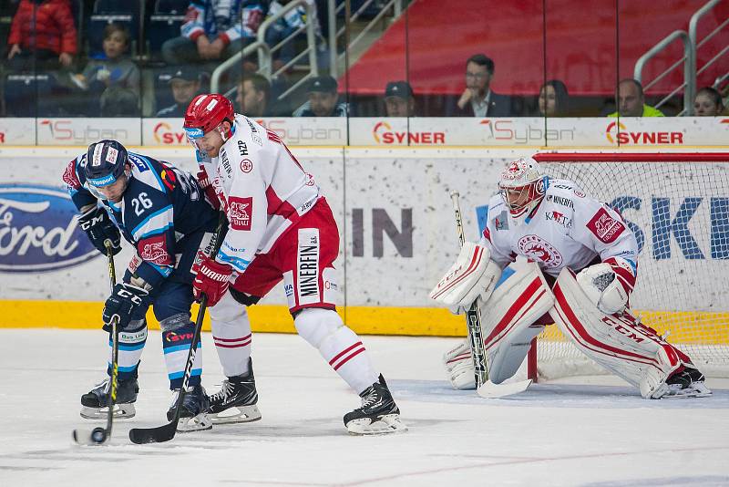 Utkání 19. kola Tipsport extraligy ledního hokeje se odehrálo 3. listopadu v liberecké Home Credit areně. Utkaly se celky Bílí Tygři Liberec a HC Oceláři Třinec. Na snímku vlevo je Petr Jelínek a vpravo brankář Šimon Hrubec.