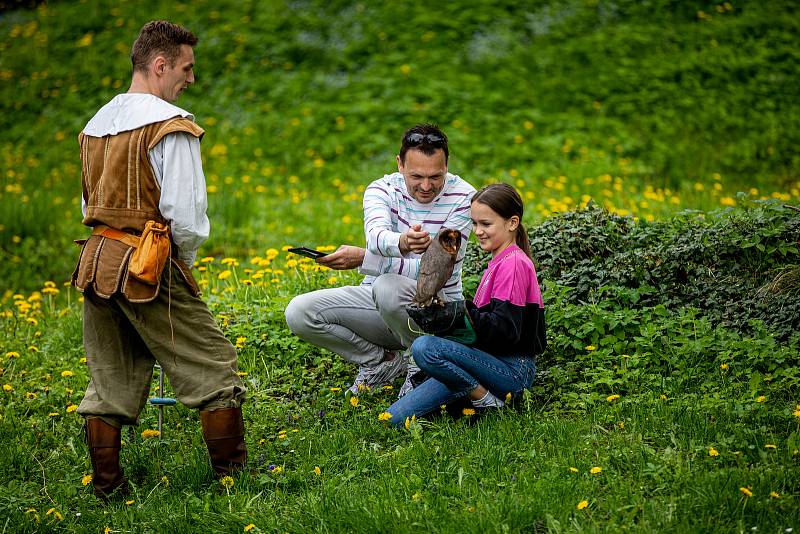 Pěkné počasí přilákalo do obory a na hrad Hukvaldy mnoho návštěvníků. Samotný hrad a jeho okolí využili i filmaři, kteří zde natáčeli historický film, 15. května 2021 Hukvaldy.