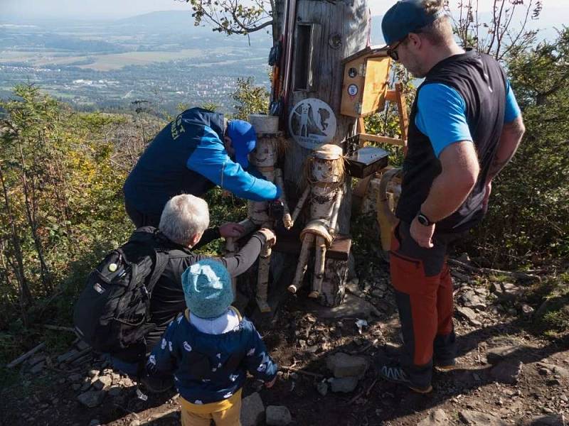 Ondru seniora na vrcholu beskydské hory Ondřejník nahradil jeho stejnojmenný nástupce s manželkou.