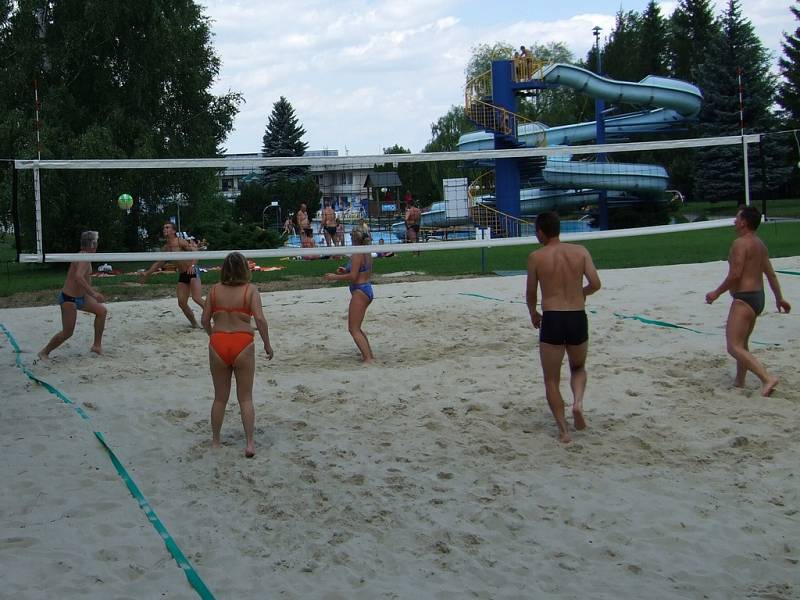 Hřiště na beach volejbal v areálu třineckého letního koupaliště. 