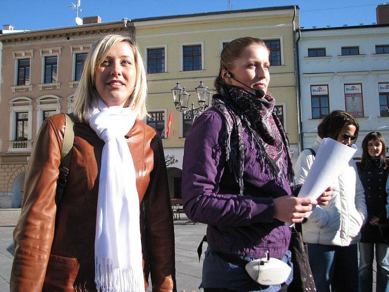 Karolína Košařová (vlevo) nechyběla na konci října při Dni s průvodcem v Místku. Na náměstí Svobody vedle ní stojí průvodkyně Ilona Sedláčková. 