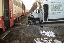 Čtyři jednotky hasičů zasahovaly v úterý 1. března vpodvečer v Ropici u nehody osobního motorového vlaku s dodávkovým automobilem Fiat Ducato. 