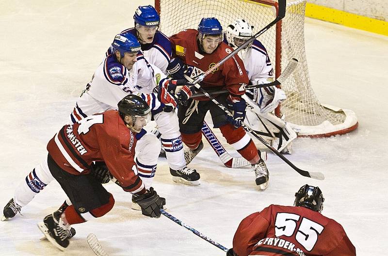 Hokejisté Frýdku-Místku (tmavší dresy) vybojovali z karvinského ledu alespoň bod, za porážku v prodloužení.  