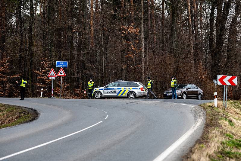 Policie 1.3.2021 začala kontrolovat, jestli lidé dodržují nová protiepidemická opatření omezující volný pohyb mezi okresy. Na fotografiích stanoviště například Nová Bělá směr Krmelín, Ostravice, Frýdek-Místek směr Havířov a Havířov. 1. března 2021.