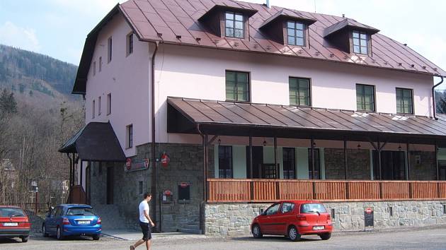 Hotel Řeka, který nabízí i restaurační služby, se nachází v centru stejnojmenné podhorské obce.