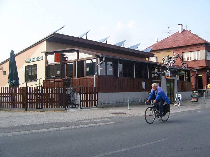 Muž projíždí kolem restaurace Cyklorest v Lučině.