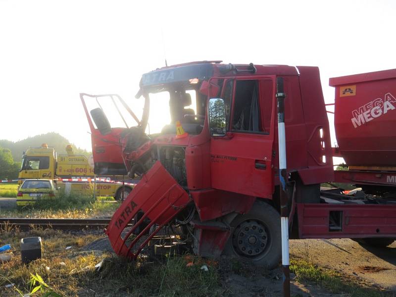 Do nákladního vozu narazil v pátek v podvečer na přejezdu mezi Pržnem a Frýdlantem nad Ostravicí osobní vlak. 