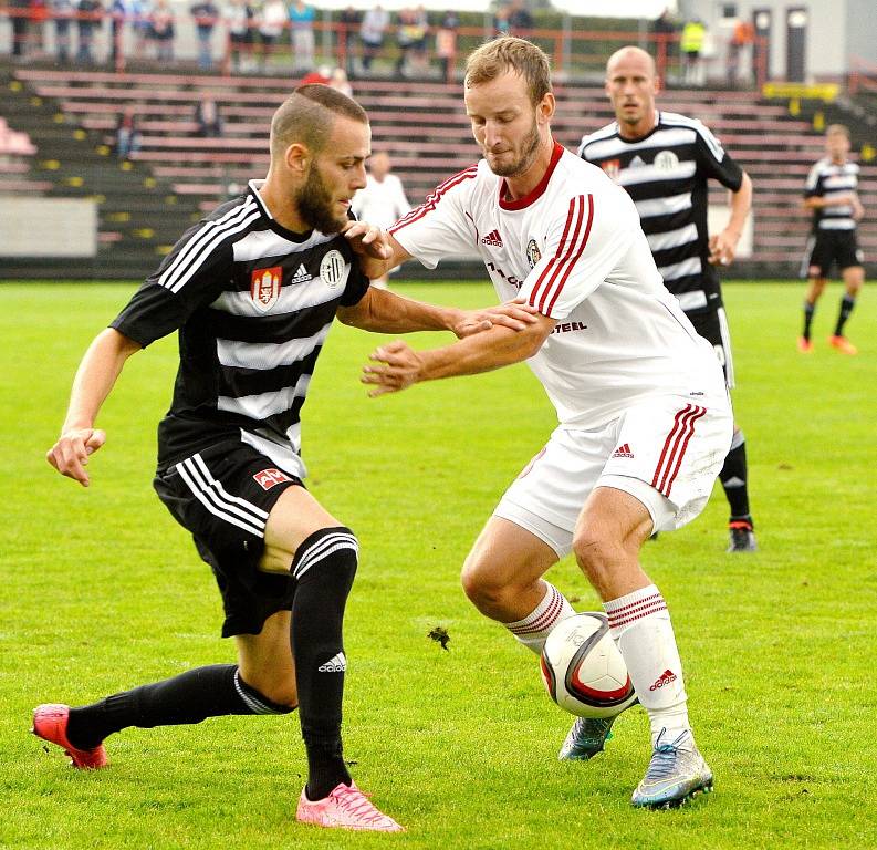 Druholigové fotbalisté Třince (v bílém) letošní vstup do FNL nezvládli, když na domácím trávníku prohráli s Českými Budějovicemi 0:2. 