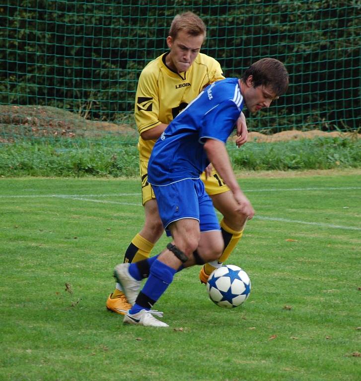 Fotbalisté Dobratic (v modrém) nakonec svého soupeře z Lutyně přestříleli 4:3. 