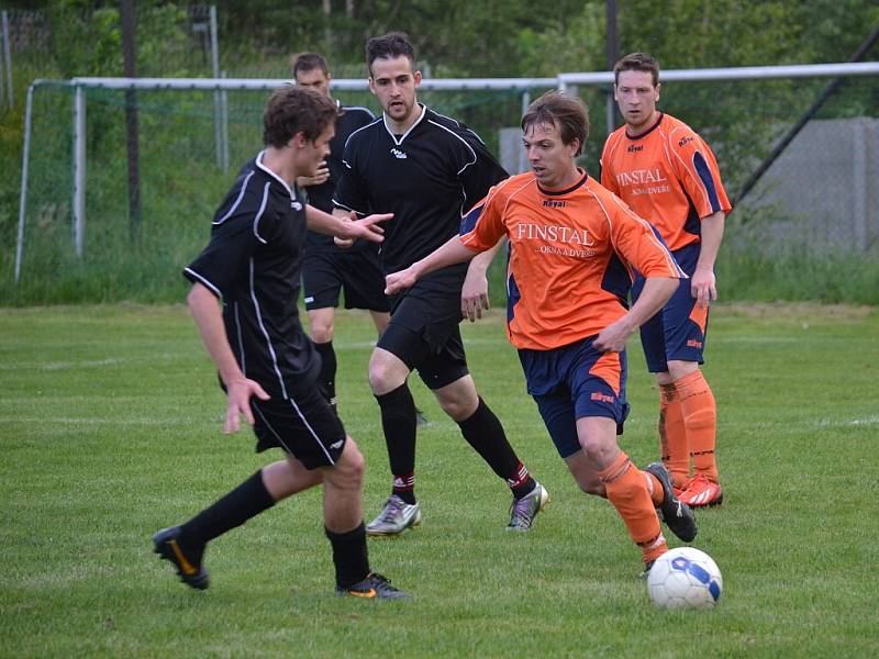 Fotbalisté Lučiny (oranžové dresy) na domácím trávníku porazili Petrovice 2:1.