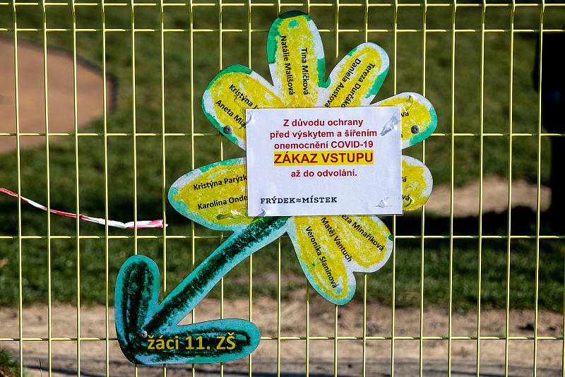 Uzavřené dětské hřiště u přehrady Olešná kvůli ochraně před šířením nového koronaviru, 24. března 2020 ve Frýdku-Místku.