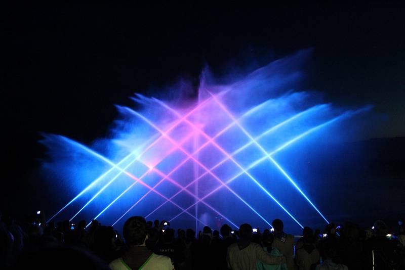 Lidé u přehrady Baška mohli večer vidět svítící vodní fontánu.