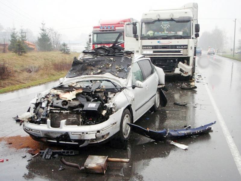 Srážka tří kamionů a čtyř vozidel na hlavním tahu mezi Třincem a Jablunkovem v Bystřici nad Olší si vyžádala čtyři zraněné.