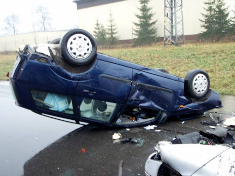 Srážka tří kamionů a čtyř vozidel na hlavním tahu mezi Třincem a Jablunkovem v Bystřici nad Olší si vyžádala čtyři zraněné.