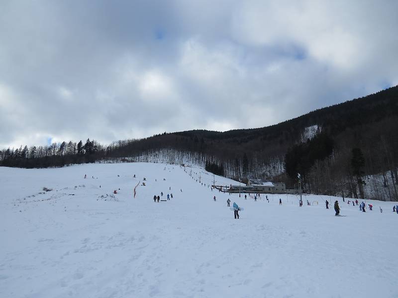 Příjemné počasí s teplotami okolo nuly a slunečními paprsky vylákalo návštěvníky do ski areálů v Beskydech. Zájem byl také o sjezdovku na Opálené ve Pstruží.