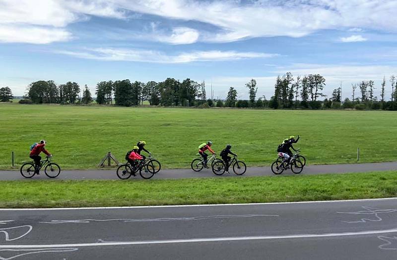 Čtyři mladí cyklisté z Dětského domova Čeladná zvládli trasu dlouhou téměř šest set kilometrů za pět dní.