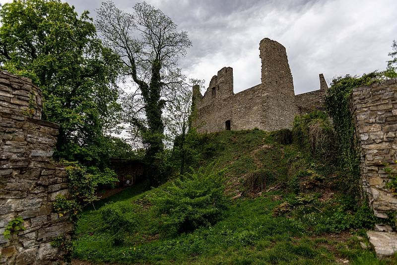 Pěkné počasí přilákalo do obory a na hrad Hukvaldy mnoho návštěvníků. Samotný hrad a jeho okolí využili i filmaři, kteří zde natáčeli historický film, 15. května 2021 Hukvaldy.